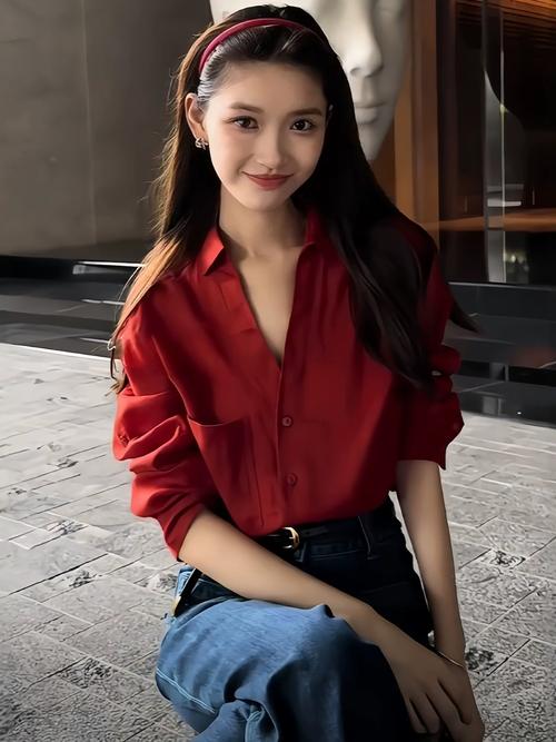 红红色衬衫怎么搭配什么外套好看图片