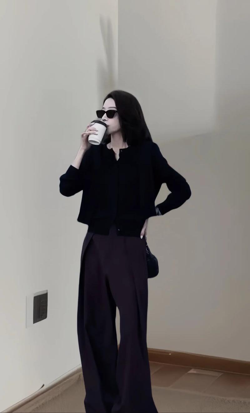 黑色针织长款开衫怎么搭配什么裤子好看吗