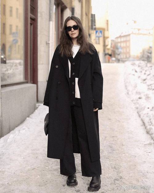 黑色连帽风衣怎么搭配