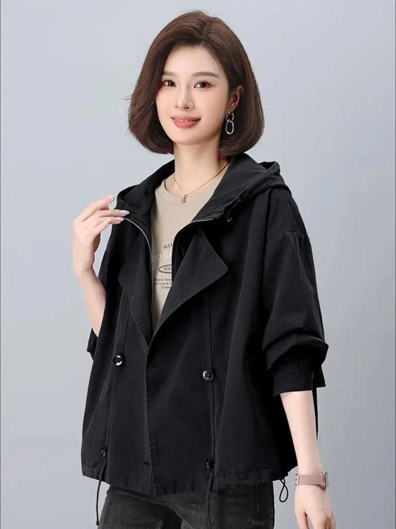 黑色连帽风衣怎么搭配