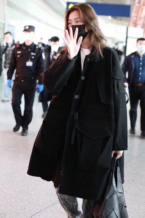 黑色宽松上衣外套怎么搭配什么裤子