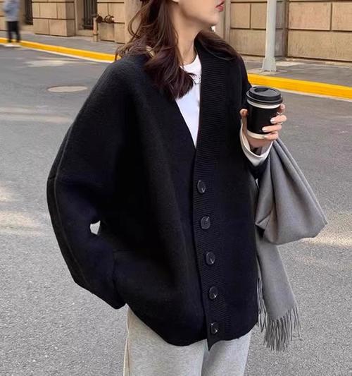 黑色长款针织外套怎么搭配