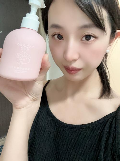 女生用去痘控油洗面奶