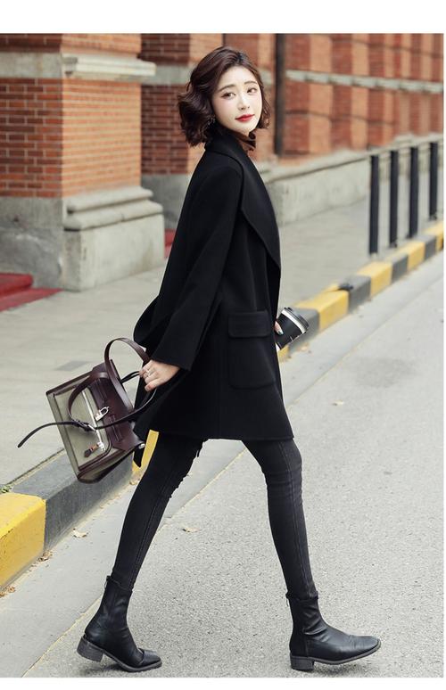 大领长款羊绒大衣怎么搭配什么裤子