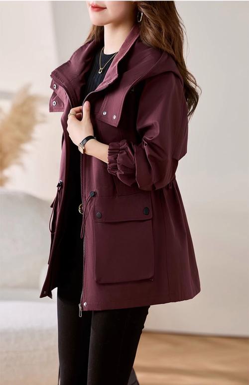 大红长款风衣怎么搭配图片