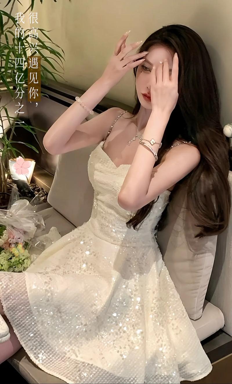 纯色吊带裙怎么搭配