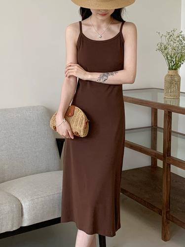 纯色吊带裙怎么搭配