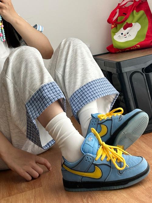 蓝鞋配什么裤子