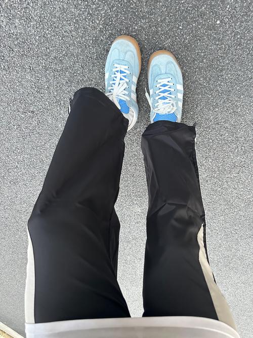 黑色运动裤搭配什么上衣
