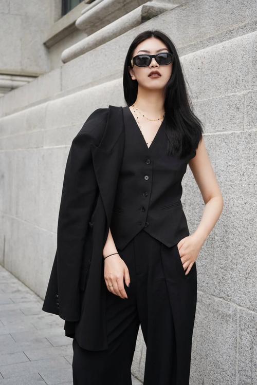 长黑马甲怎么搭配图片