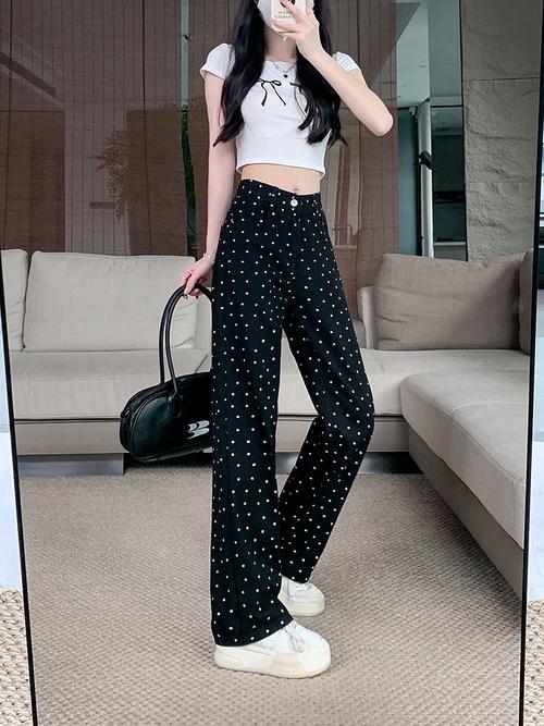 波点裤子搭配什么上衣