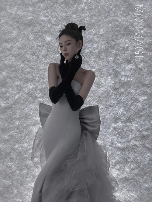 灰色纱裙配什么上衣