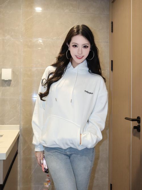 白卫衣下面怎么搭配什么裤子好看图片搜索