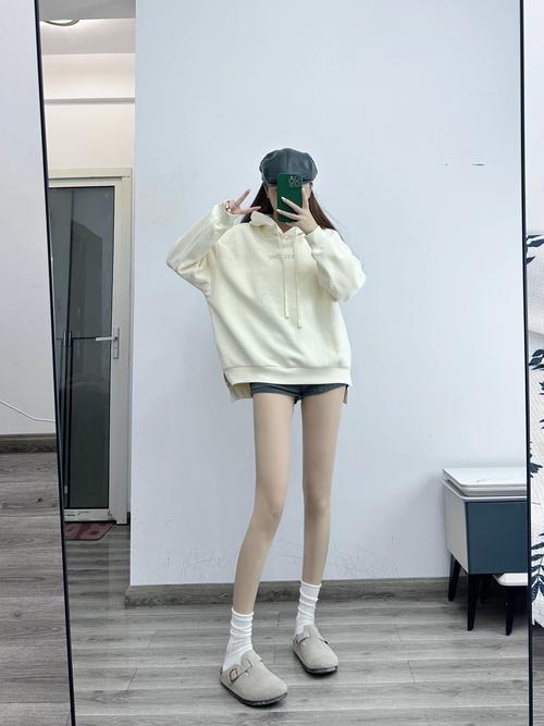 白卫衣下面怎么搭配什么裤子好看图片搜索