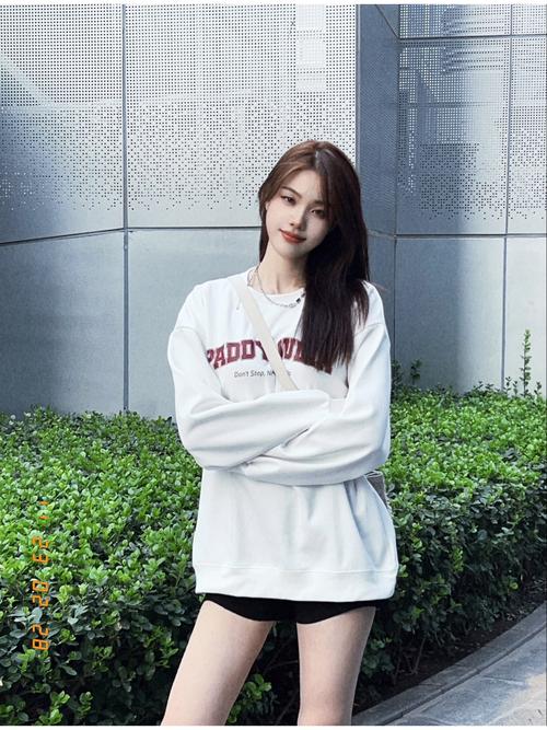 白卫衣下面怎么搭配什么裤子好看图片搜索