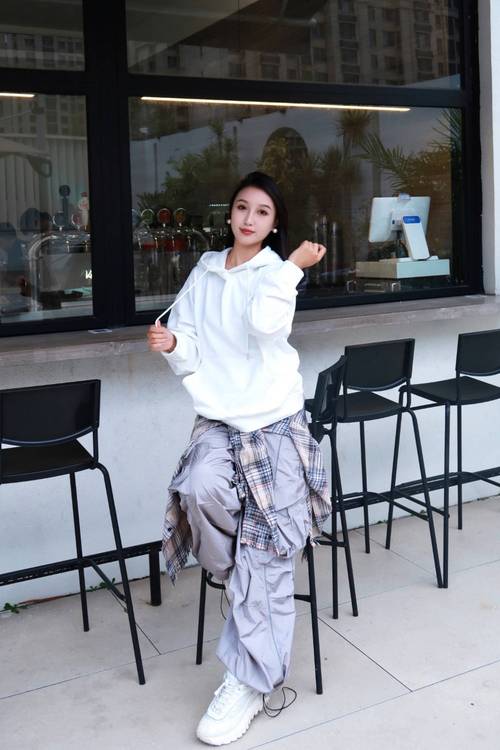 白卫衣下面怎么搭配什么裤子好看图片