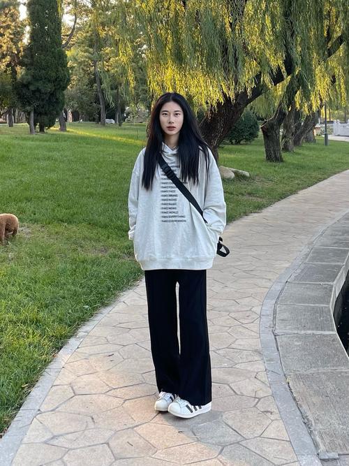 白卫衣下面怎么搭配什么裤子好看图片