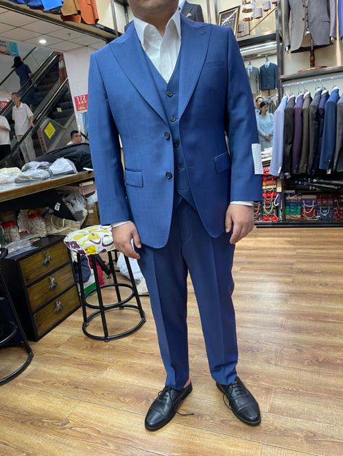 蓝西服配什么衬衫
