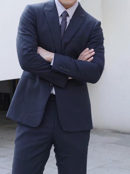 蓝西服配什么衬衫