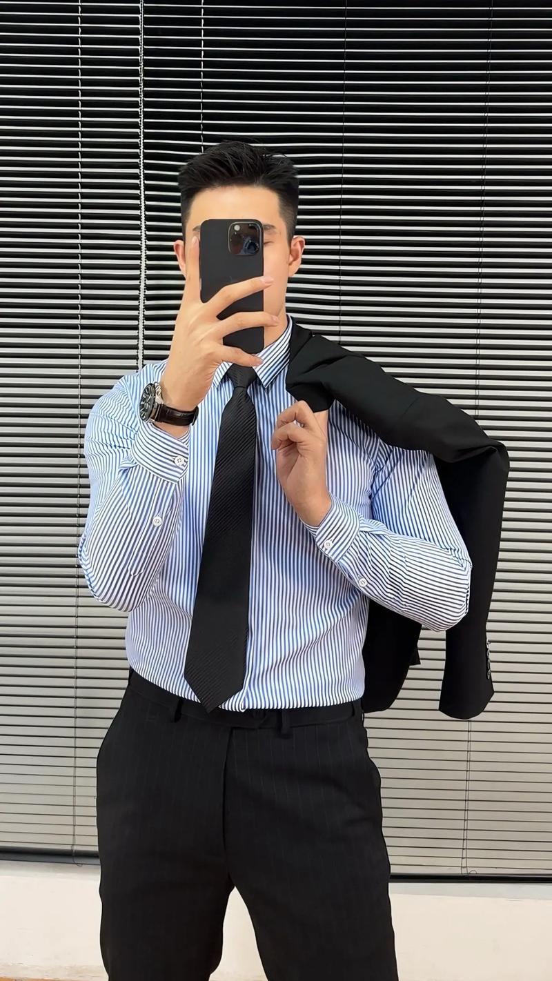 蓝西服配什么衬衫