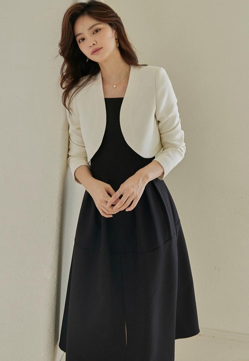 白色连衣裙黑色外套怎么搭配什么裤子和鞋子