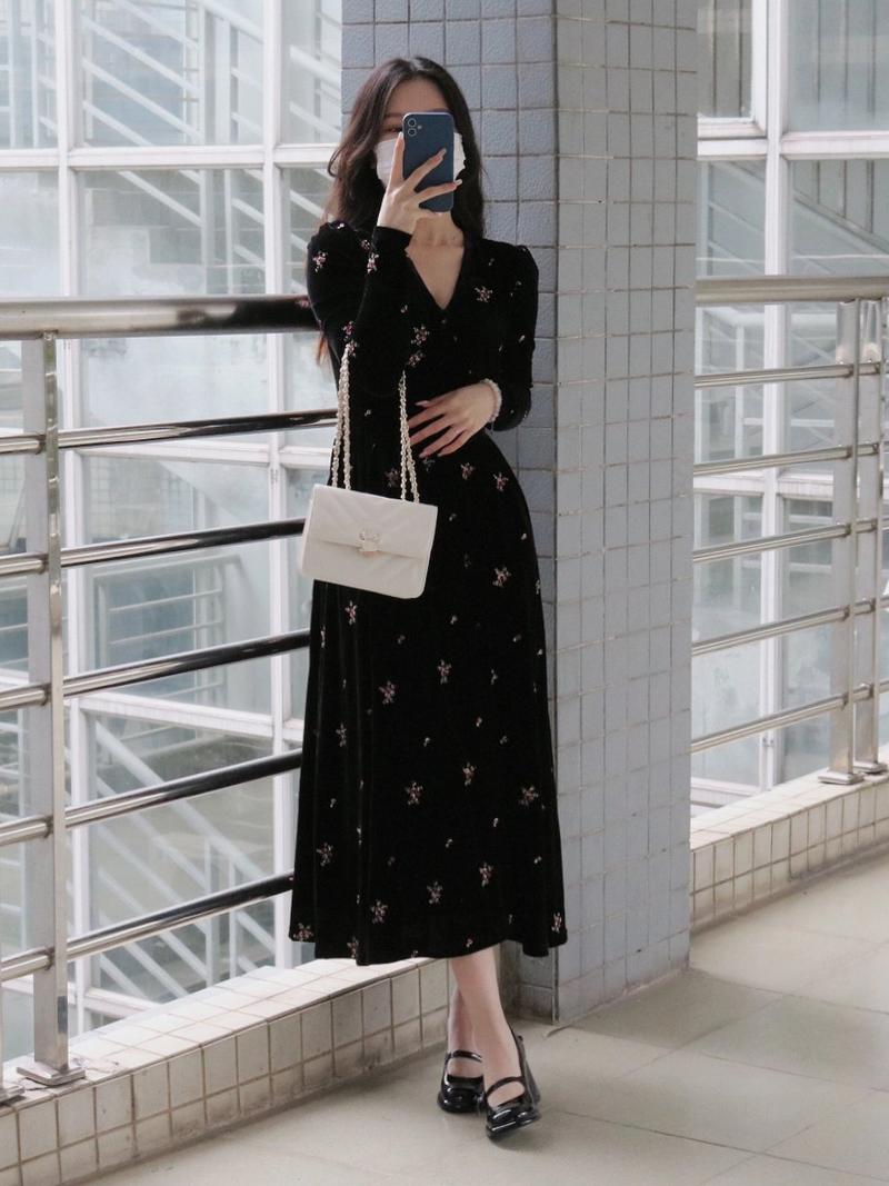 白色连衣裙黑色外套怎么搭配什么裤子和鞋子