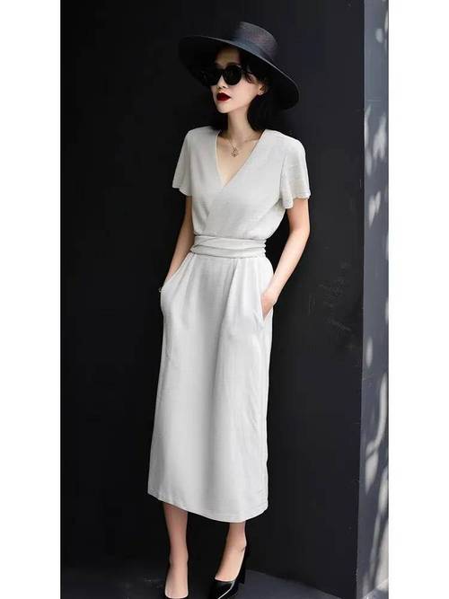 白色连衣裙黑色外套怎么搭配什么裤子和鞋子