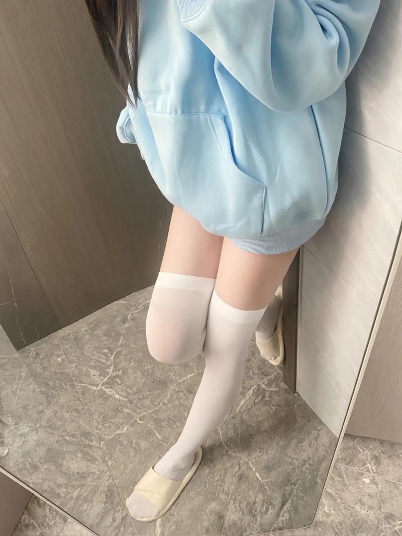 白色长袜怎么搭配