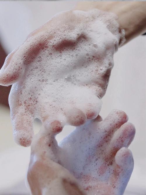 洗面奶怎么拍打成泡沫