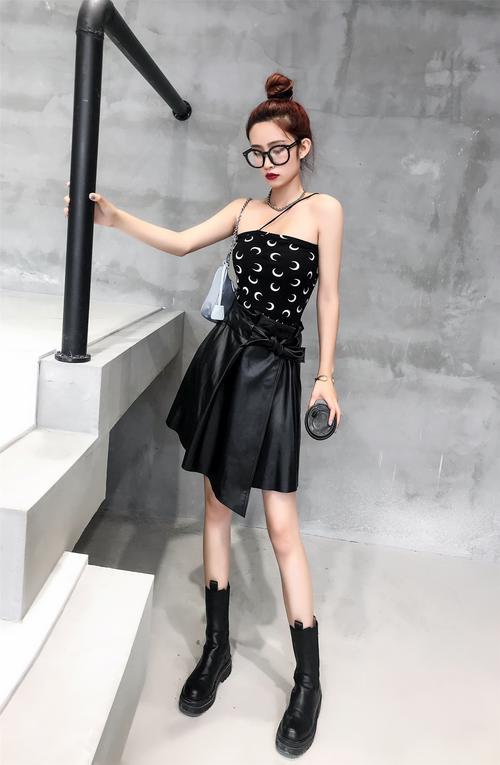 a子裙皮裙怎么搭配衣服