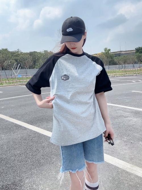 左右拼接t恤怎么搭配