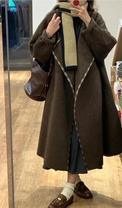 棕色中袖风衣怎么搭配