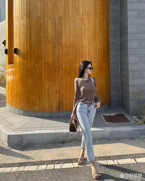 棕色针织短袖怎么搭配图片