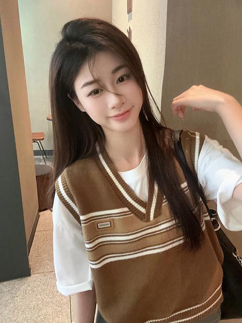 棕色针织短袖怎么搭配图片