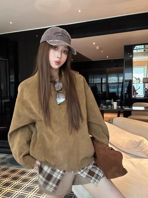 棕色休闲外套怎么搭配衣服图片欣赏