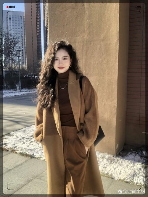 棕色休闲外套怎么搭配衣服图片欣赏