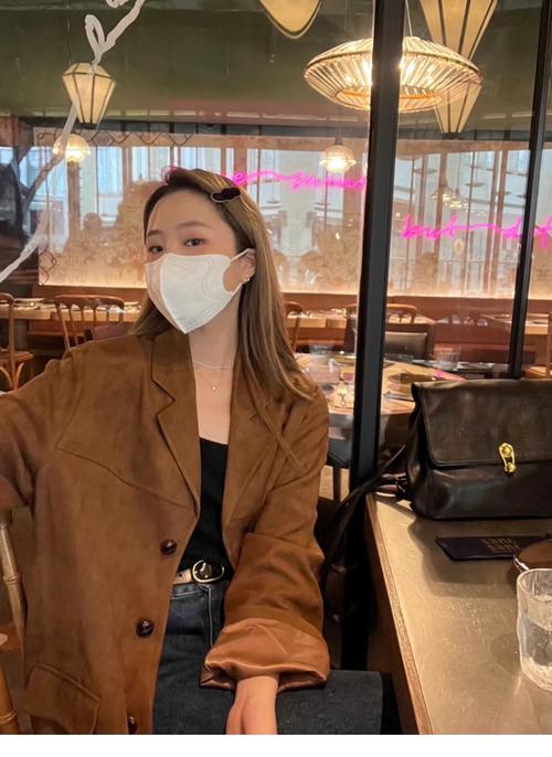 棕色休闲外套怎么搭配裤子好看图片