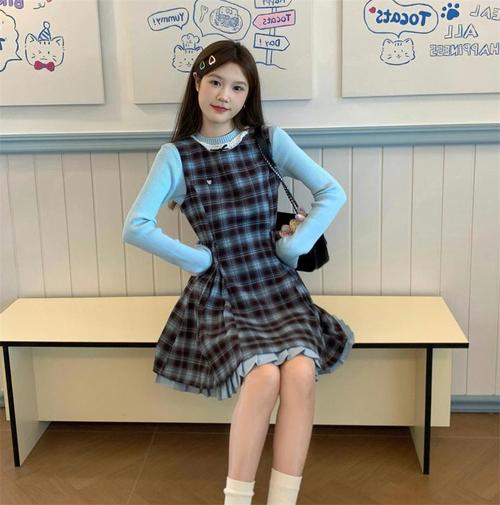 中长款格子连衣裙怎么搭配