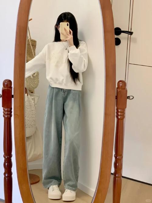 中长款白色卫衣怎么搭配好看吗