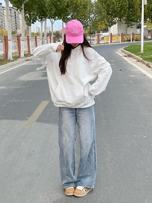 中长款白色卫衣怎么搭配好看吗