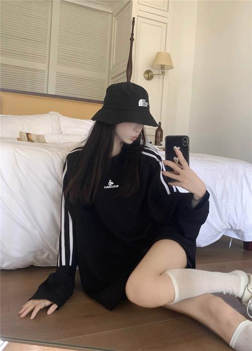 中长款白色卫衣怎么搭配好看吗