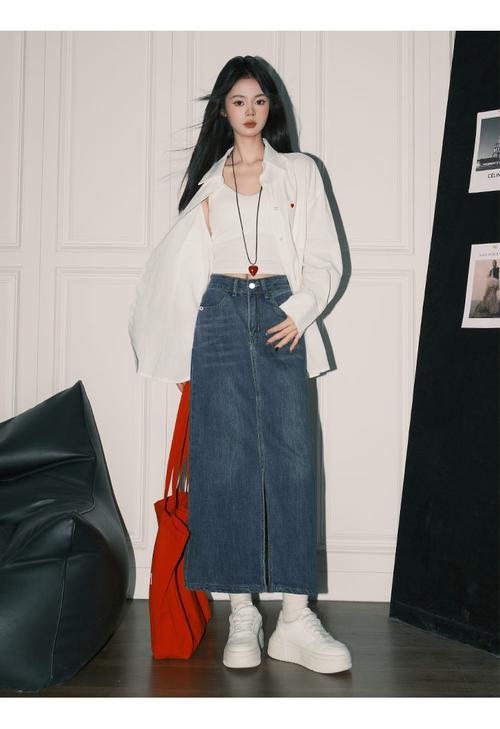 中长a版牛仔裙怎么搭配