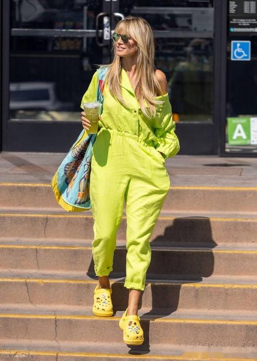 荧光色怎么搭配衣服图片