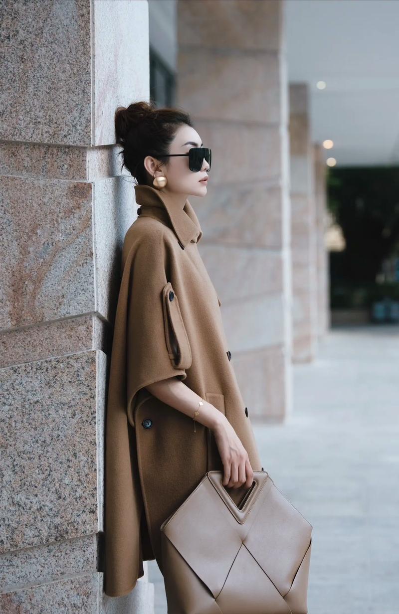 小斗篷怎么搭配图片