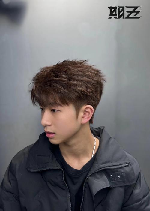 男生宽脸适合什么发型