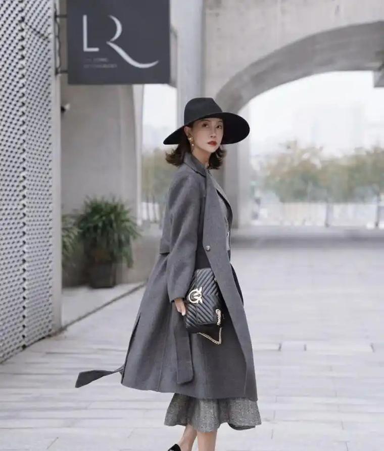 灰色的上衣怎么搭配