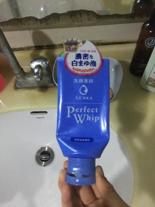 洗面奶日本蓝色包装的