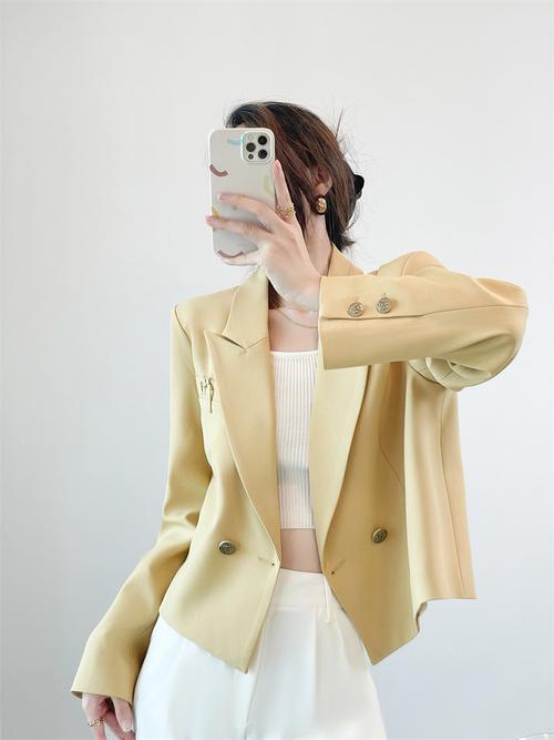 黄色无领西装怎么搭配