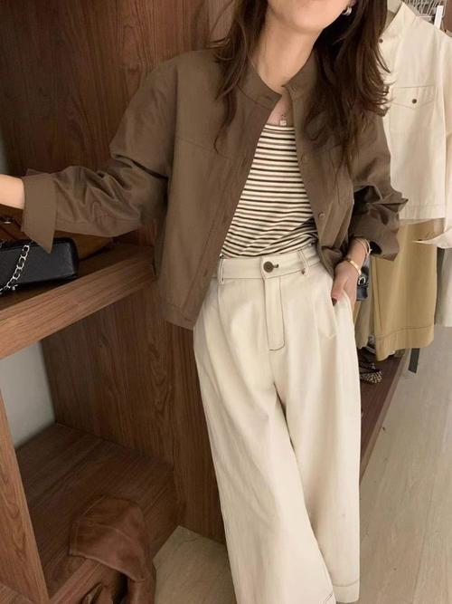 短款衬衣外套怎么搭配下装