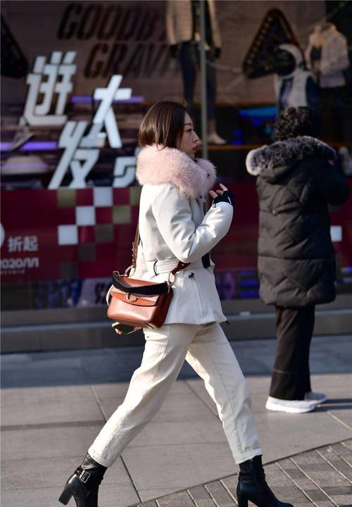 白皮黑底短靴怎么搭配